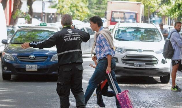 “Sube y Baja”, implementaron un programa para ordenar el tránsito en las escuelas de La Plata