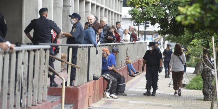 Desde el lunes los bancos podrán atender sin turno previo