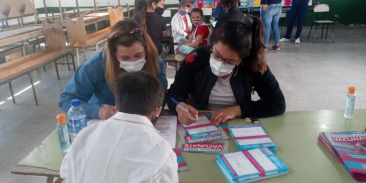 Evaluarán restricciones para los no vacunados si aumentan los casos de Covid-19 en la Provincia