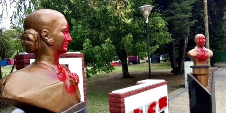Vandalizaron los bustos de Perón y Evita en el Parque Cívico de Berisso