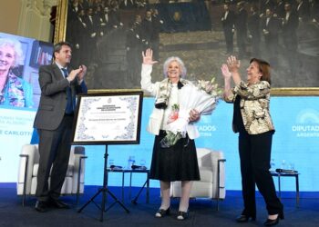 Distinguieron a Estela de Carlotto por su compromiso por la defensa de los DDHH