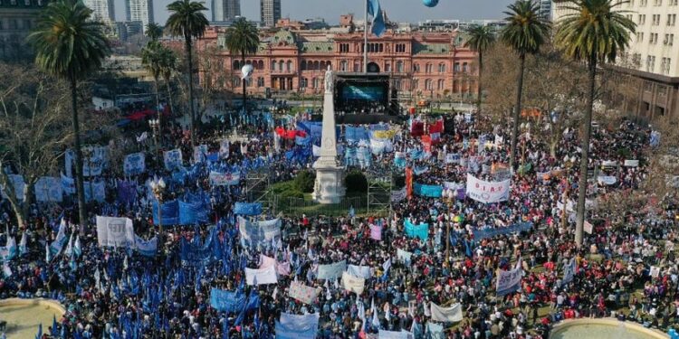 Dirigentes de la CGT y movimientos sociales llamaron a votar por el FdT