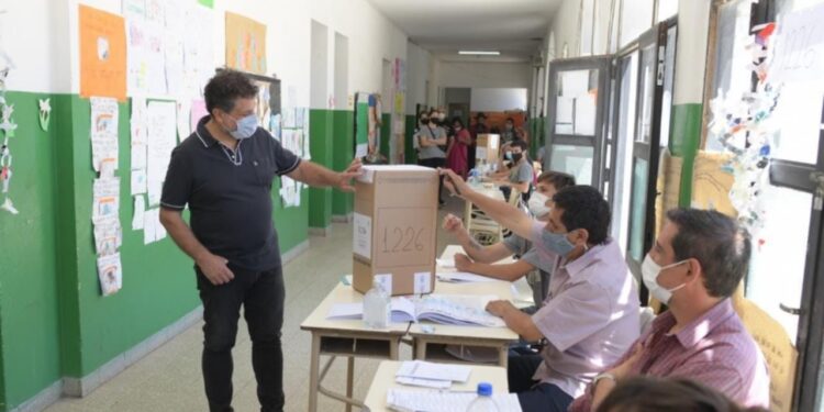 Perechodnik pidió a los votantes que “miren que la boleta que eligen no esté adulterada”