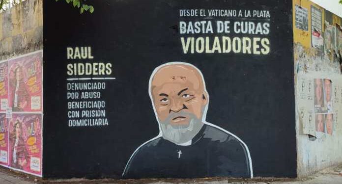 Activistas realizaron un mural escrachando al cura Raúl Sidders