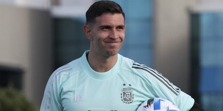 El dibu Martínez grabó un video saludando a un pequeño arquero platense que lo pidió como regalo navideño