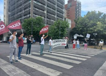 Trabajadores y profesionales de la salud marcharon a la Gobernación