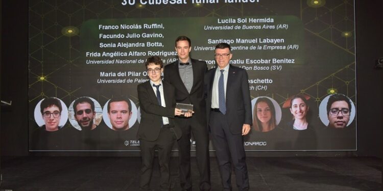 Estudiantes de Ingeniería de la UNLP fueron premiados en Dubai por el proyecto de un vehículo espacial para explorar la Luna