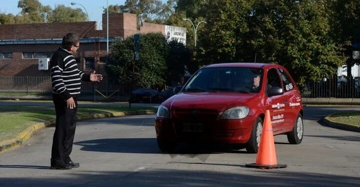 Posibles nuevas reglas para las escuelas de conducir de la ciudad