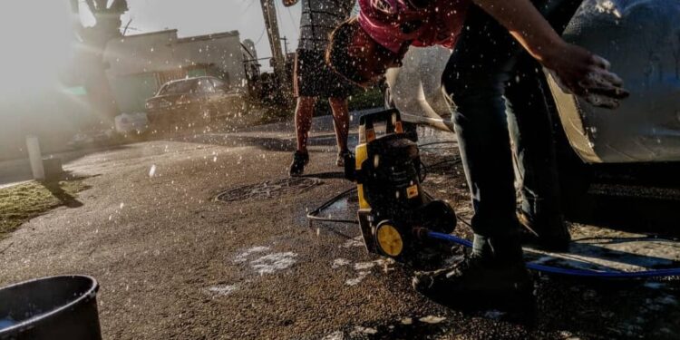 Un lavadero platense limpiará autos a cambio de juguetes que donará en estas fiestas