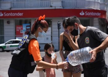 Instalaron nuevos puntos de hidratación en el centro de La Plata para contener a posibles víctimas del golpe de calor