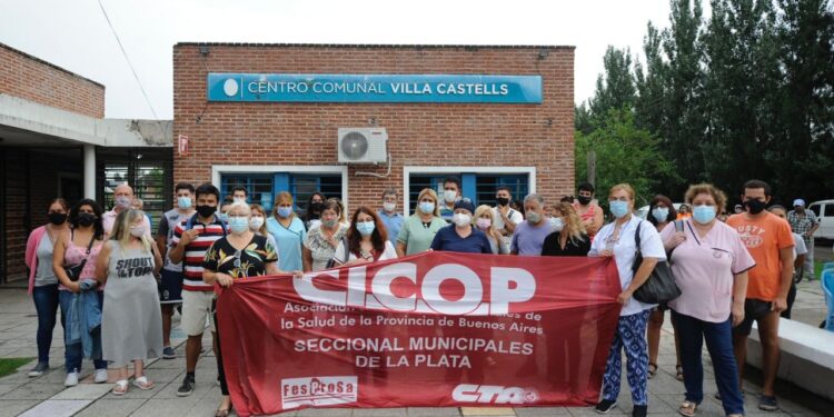 Realizaron un abrazo simbólico al CAPS N°28 para denunciar persecución gremial a una dirigente de CICOP