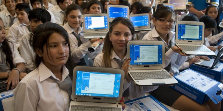 El gobierno entregará netbooks a estudiantes