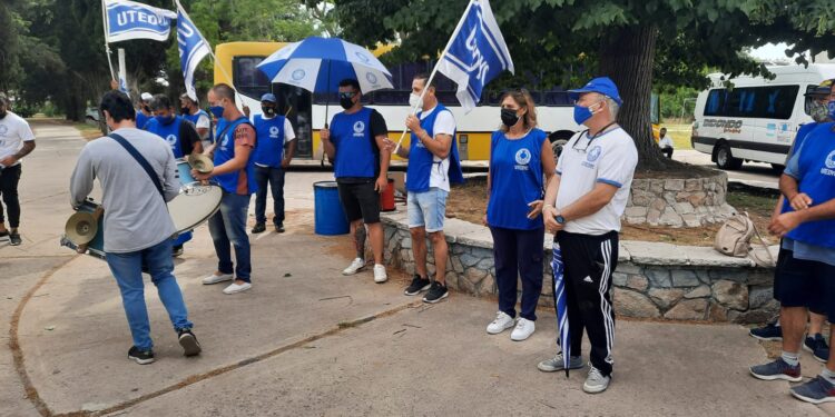 Trabajadores del club Gimnasia y Esgrima La Plata se movilizaron en Estancia Chica