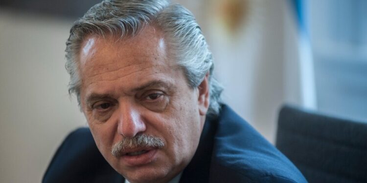 Alberto Fernandez es contacto estrecho y trabajará desde la quinta de Olivos