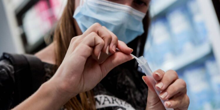 ¿Evitará largas colas? Ya se venden autotest de covid-19 en farmacias