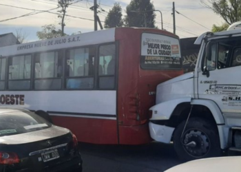 Un camión sin frenos impactó a un colectivo de la linea oeste y causó 20 heridos