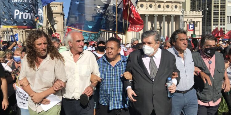 Referentes políticos y organizaciones sociales marcharon por una “democratización de la justicia”