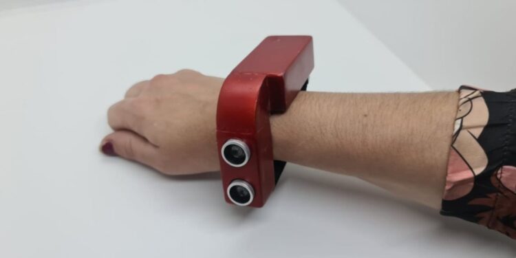 Un platense creó una pulsera para personas ciegas