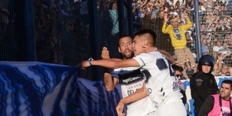 El Lobo logró un agónico empate contra Estudiantes en el Bosque