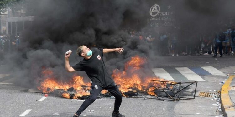 Cinco policías heridos y un activista detenido fuera del Congreso de la Nación