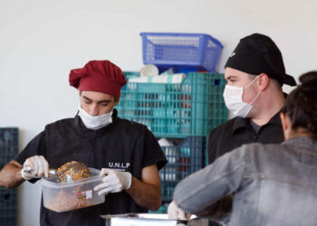 Comenzó a funcionar el turno noche del Comedor Universitario
