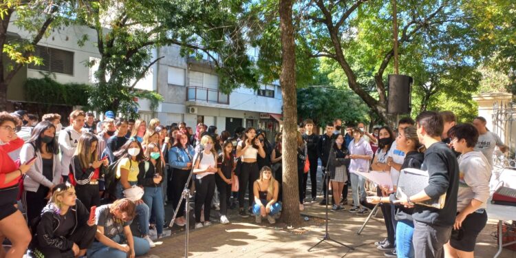 Alumnos del Normal 2 protestaron por la denuncia de un caso de abuso