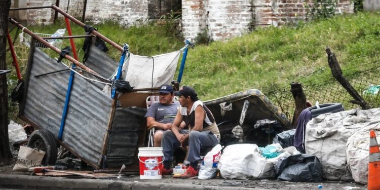 Indec: la pobreza bajó al 37,3% en el segundo semestre de 2021
