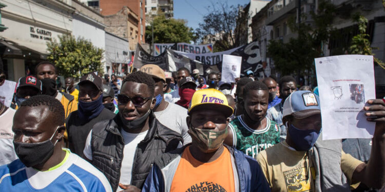 Victoria popular para la comunidad senegalesa  y revés judicial para el Municipio