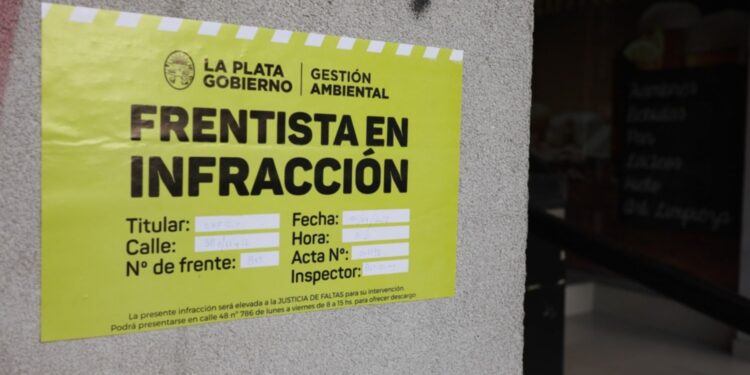 Comenzaron a sancionar a los vecinos de edificios que no respeten el horario para arrojar residuos