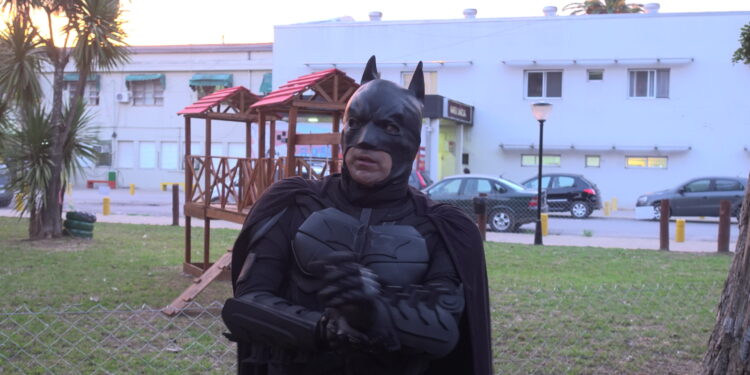 Este lunes el Batman Solidario lanzará la rifa de las camisetas autografiadas del Lobo y el Pincha