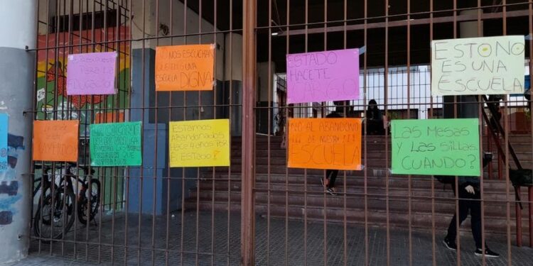 Alumnos de la secundaria Carlos Vergara realizaron una sentada y movilización