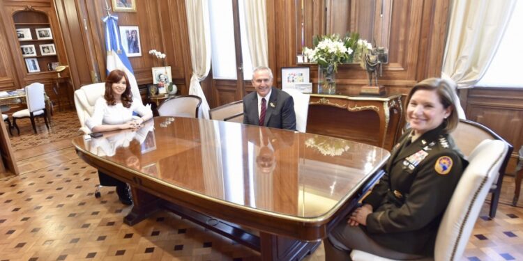 Cristina se reunió con la la jefa del Comando Sur de EEUU y el embajador