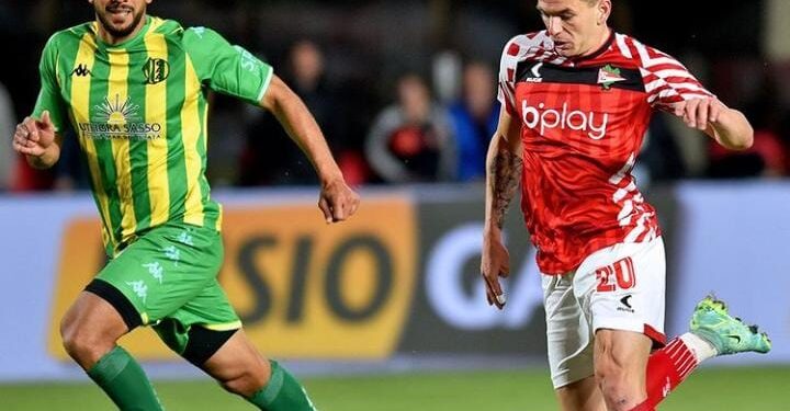 Estudiantes venció a Aldosivi y continúa en la cima