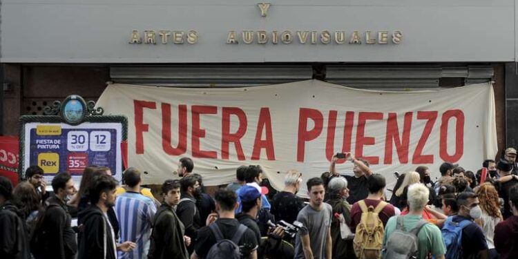 La Policía de la Ciudad de Bs As reprimió una protesta de trabajadores de cine frente al INCAA