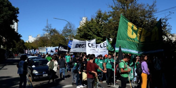 Estudiantes de la Universidad Nacional de La Plata marcharon por el boleto estudiantil