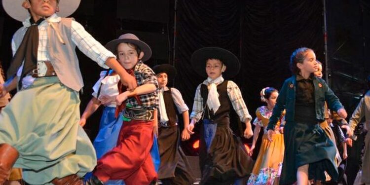 A partir de 2024 será obligatorio enseñar folklore en escuelas públicas
