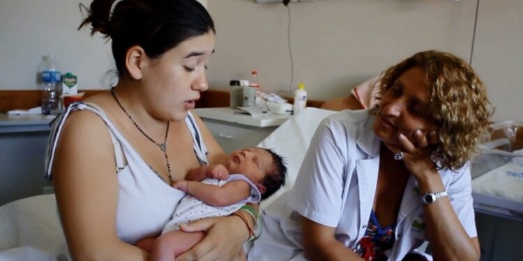 “Cuidar en Igualdad”, el proyecto de ley que busca extender las licencias por maternidad y paternidad