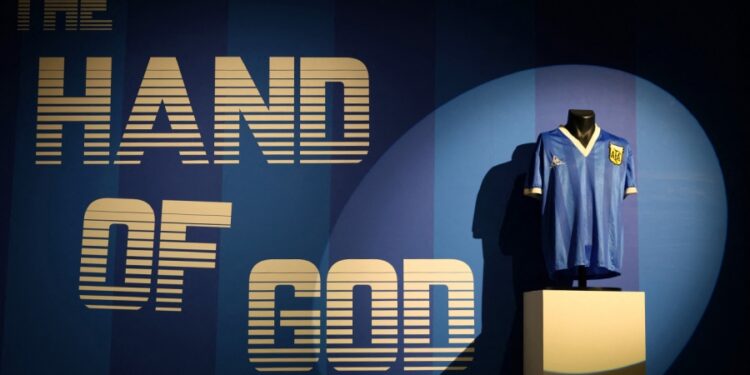 La camiseta de Maradona se vendió en casi nueve millones de dólares