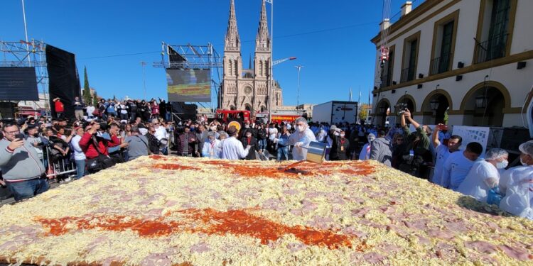 Cocinaron la milanesa a la napolitana “más grande del mundo” en Luján