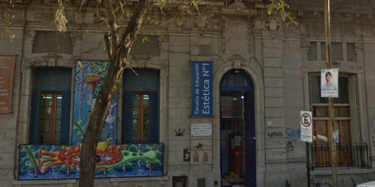 Escuela de Estética N°1: techos que se caen, olor a gas, zonas que se inundan y más de dos años sin respuestas