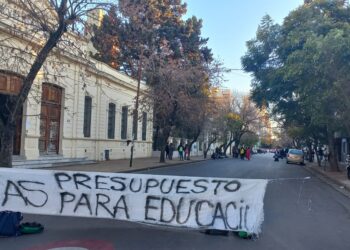 “Con frío no se puede estudiar”: escuelas platenses reclaman por presupuesto