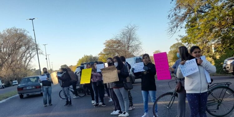 Movilizaron por la falta de gas y deterioro en infraestructura en el Colegio 14 de Villa Elisa