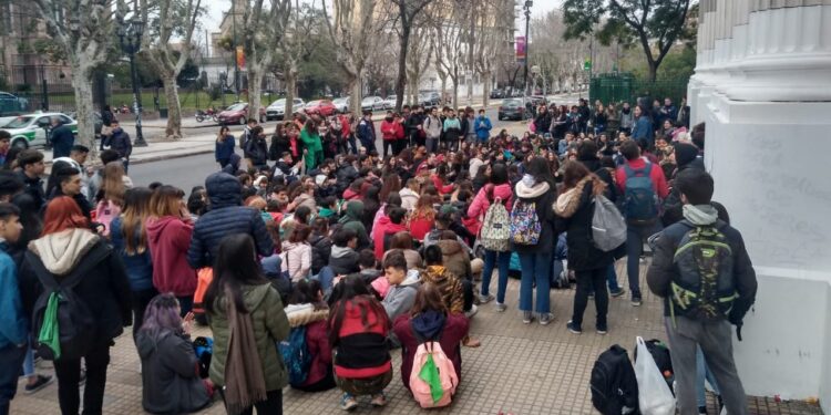Realizaron una protesta en el Normal 1 por mejoras edilicias