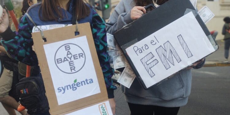 “Fuera Monsanto y fuera a todos los ecocidas que nos hipotecan la vida”