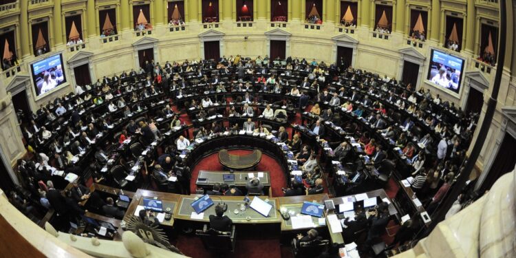 Diputados del FdT presentarán un proyecto para establecer un salario básico universal