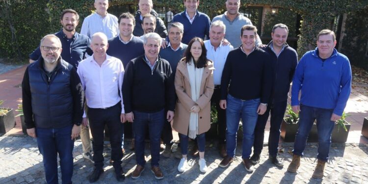 Garro recibió a intendentes del PRO y apuntaron contra las internas del gobierno