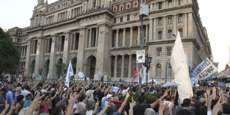 Organizaciones sociales y políticas movilizaron para pedir “juicio político a la Corte”