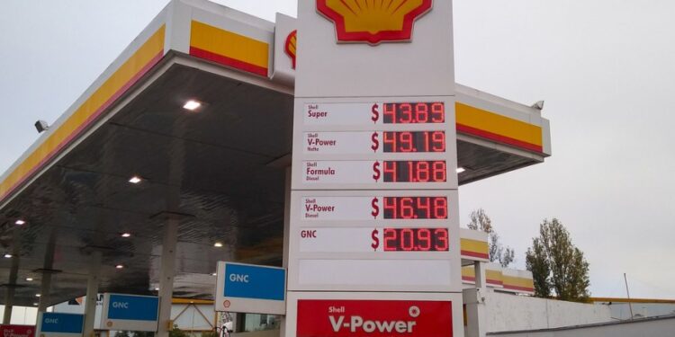 Por tercera vez en el año Shell y Axion aumentaron sus combustibles