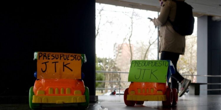 Trabajadores de jugotecas barriales reclamaron a Garro por falta de aumento