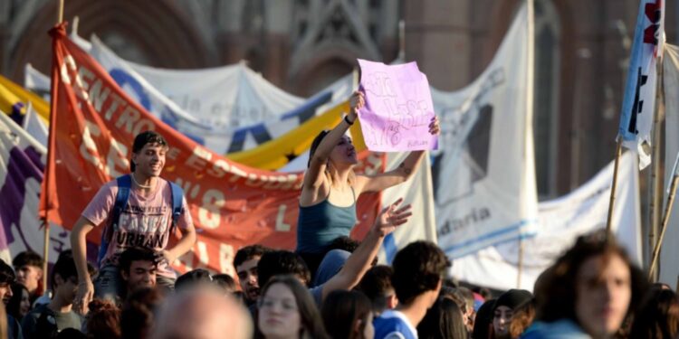 Estudiantes Secundarios marcharon para que Garro implemente el Fondo Educativo
